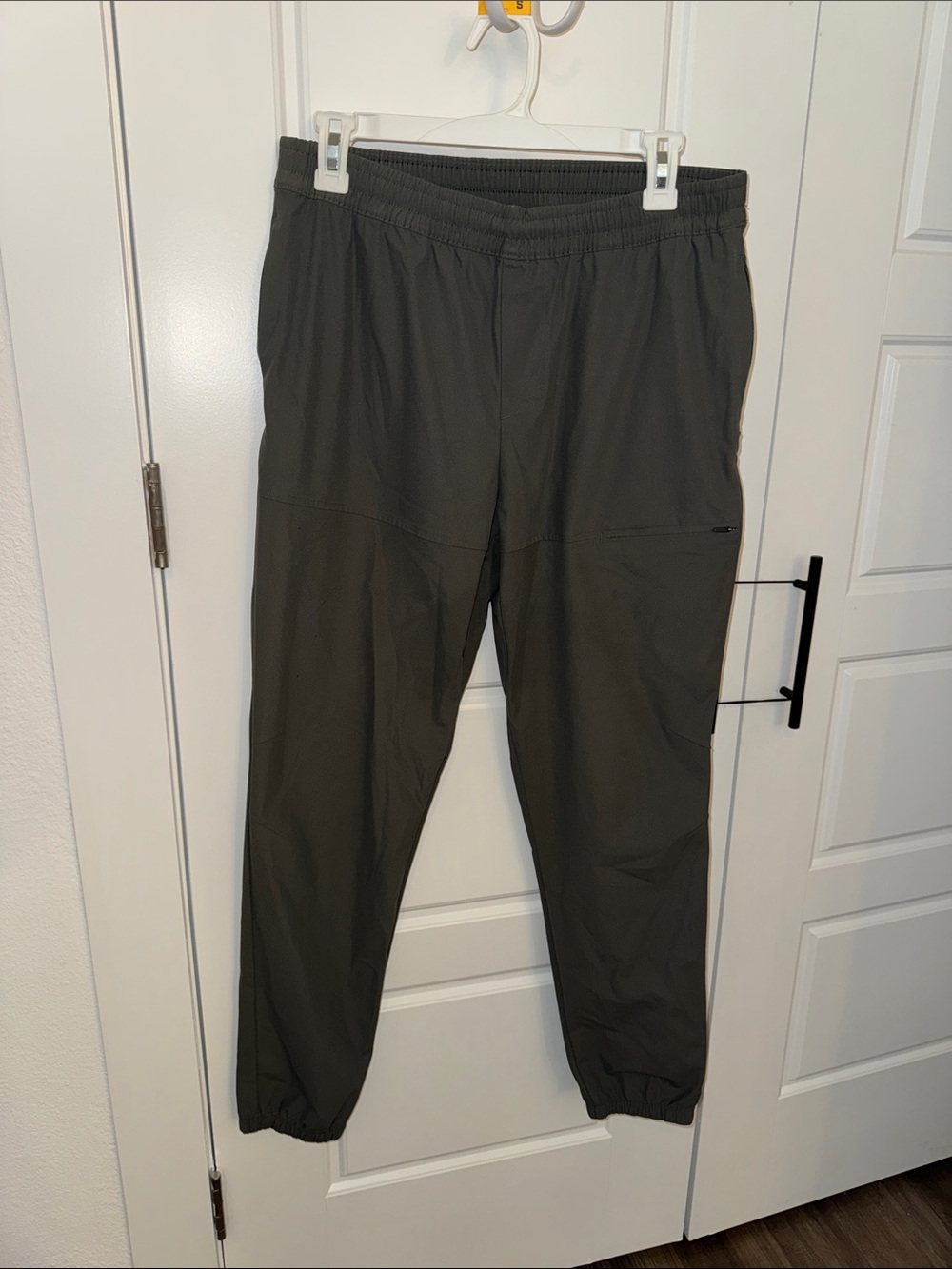 Men’s All in Motion Jogger Pants gray/green - size Medium